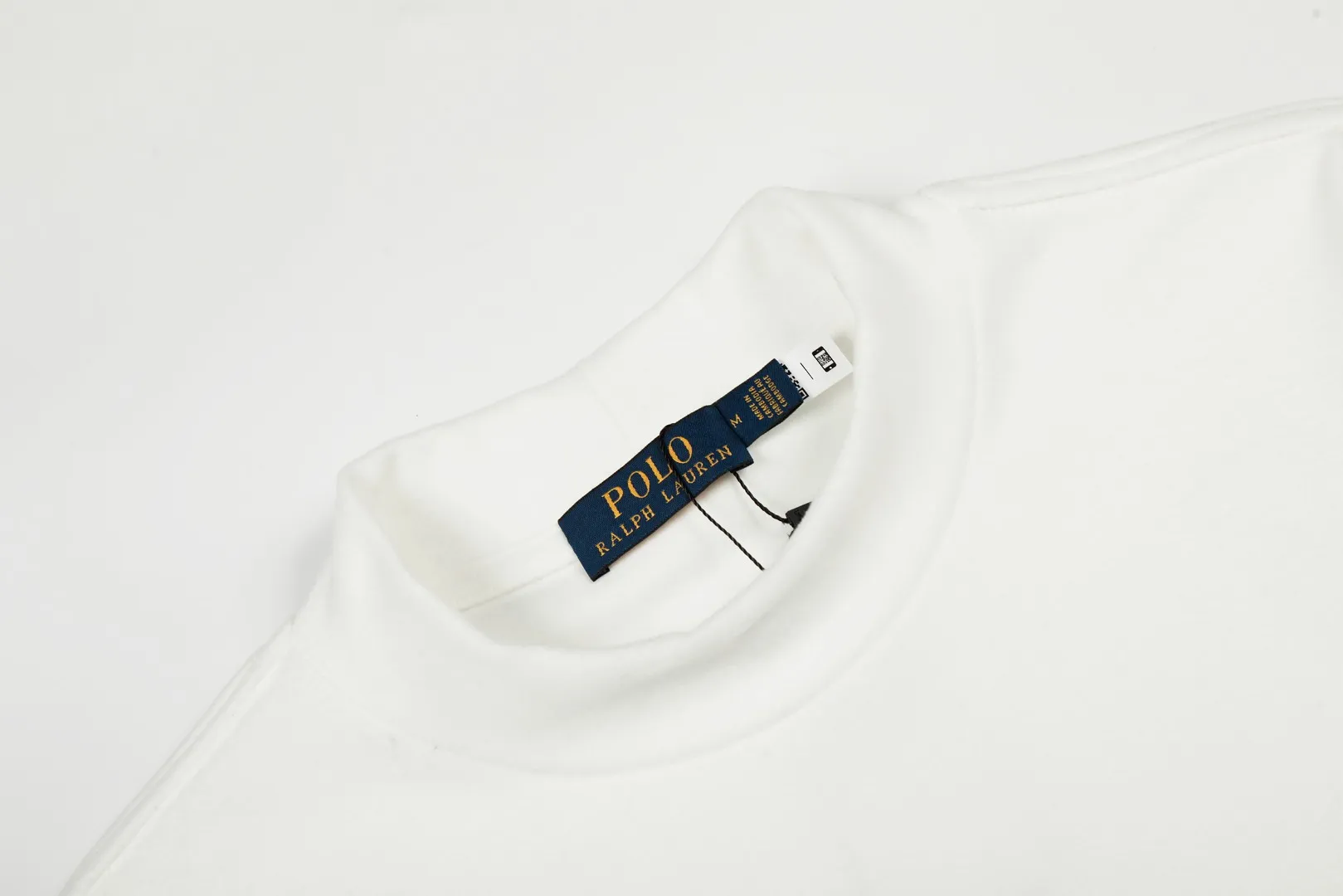 P190 Top quality" Style number: DS606# (not off the shelves all year round) [Ralph Lauren half turtleneck solid color pony embroidery logo basic round neck long sleeves] ✅Ralph Lauren Ralph Lauren classic basic versatile unisex half turtleneck pullover German velvet long sleeves ✅Main supply platform live broadcast Wholesale entities Replenish when out of stock Not off the shelves ✅ZP quality 1:1 version Scan the code to enter the GF website Counter quality ✅Detailed quality The only one in Guangzhou 280g German velvet fabric is comfortable and warm. It focuses on high-end and cost-effective. Needless to say good quality. ✅The version is restored to the original order. The maximum size can be worn up to 180 pounds. Loose, comfortable and stress-free. ✅The upper body is simple and easy to match. A must-have item for ootd. Good-looking clothes are never picky. A must-have in couples' wardrobes. Size:
